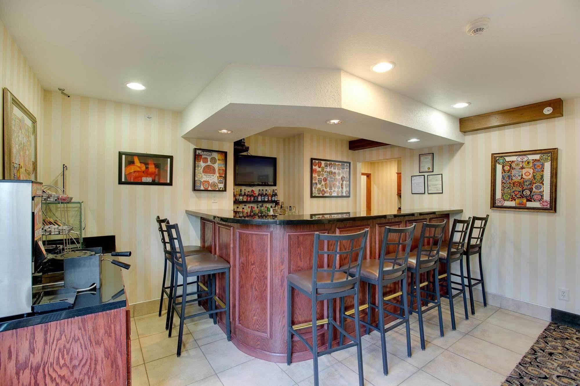 Cobblestone & - 2* Clintonville